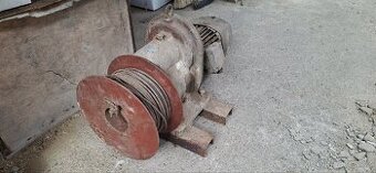 Elektromotor s prevodovkou, buben s lanem