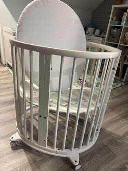 Dětská postýlka STOKKE s kvalitní madračkou, jako nová