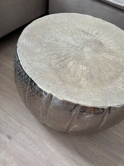 stylový kovový konferenční stolek – ručně tepaný design