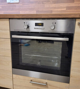 Nevyužitá trouba Electrolux s pyrolízou. pc 11500kč