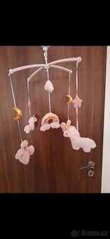 Hrací kolotoč nad postýlku