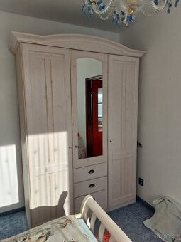 Skříň třídílná rustikální