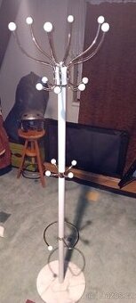 Stojanový věšák s mramorovou deskou