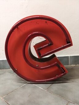 Industriální neonové písmeno e