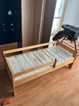 Dětská postel - dřevěná s matrací