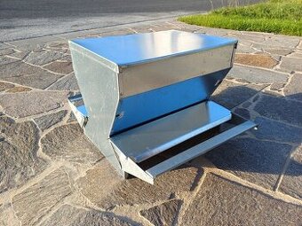 Nášlapné krmítko se zásobníkem