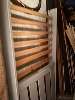 Postel ze smrkového masivu