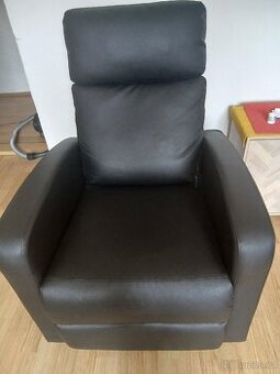 nové křeslo s masérem