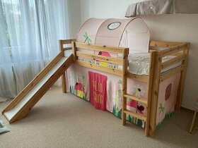Dětská postel z masívu s klouzačkou