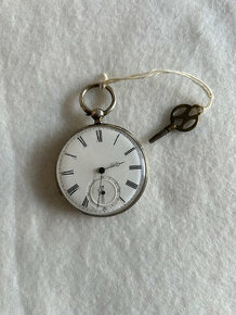 Stříbrné  kapesní hodinky klíčovky - zdobený strojek.