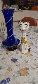 Kobaltova váza a keramická kočka