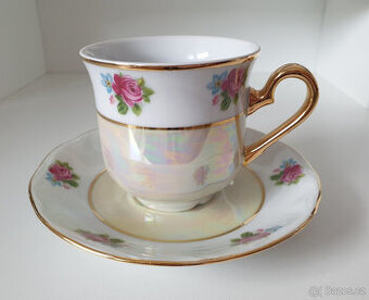 Porcelánový pozlacený šálek hrníček růžičky duhový