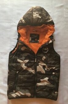 Vesta na zip maskáčová s kapucí, zn. Chapter Young = 100 Kč