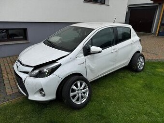 Toyota Yaris 1.5 Hybrid 55kw automat rok 2014