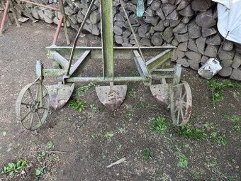 Starý traktorový kypřič / řádkovač