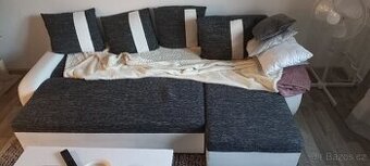 Rohová sedačka rozkládací s úložným prostorem.