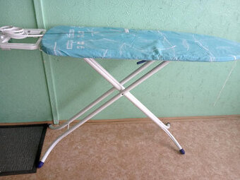 Žehlící prkno Leifheit se zásuvkou, lehké stabilní