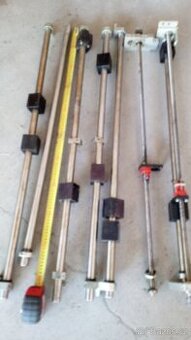 Vodící tyče, trapézové šrouby.