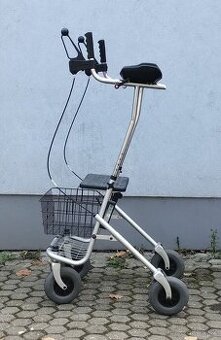 Předloketní čtyřkolové chodítko.