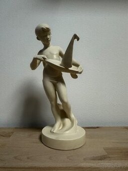 Soška chlapec s lodičkou