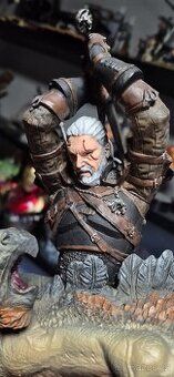 Witcher III Wild Hunt - socha Geralt Battling a Griffin