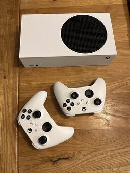 Pordám xbox series s, 2 ovladače