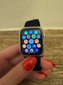 Apple Watch SE 40mm Hvězdně bílý hliník