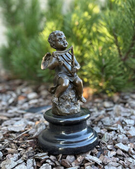 Bronzová socha Putto s harfou andělská figurka dítěte láska