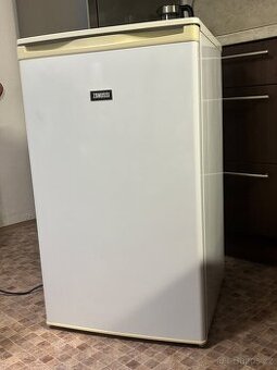 Malá lednička s mrazákem Zanussi