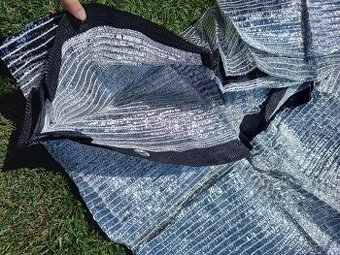 Stříbrná protisluneční plachta na auto