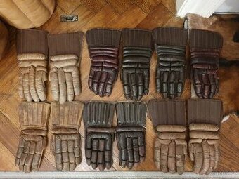 Staré kožené hokejové rukavice