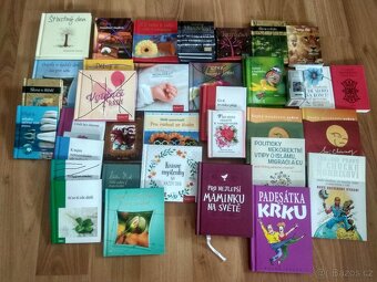 Drobné knížky a magnetky.