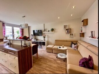 Elegantní rozkládací rohová sedačka s podnožkou