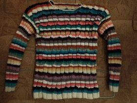 Ručně pletený barevný svetr