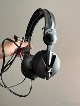 Sluchátka Sennheiser HD 25 černá