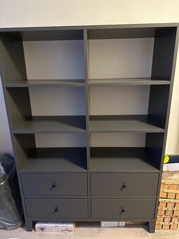Šedá skříň IKEA