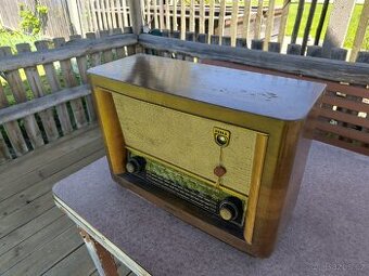 Staré rádio Tesla 521A