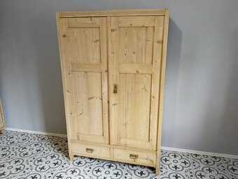 Stará, secesní skříň po renovaci