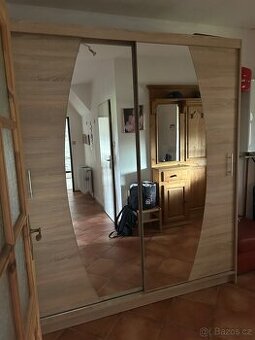 Prodávám šatní skříň