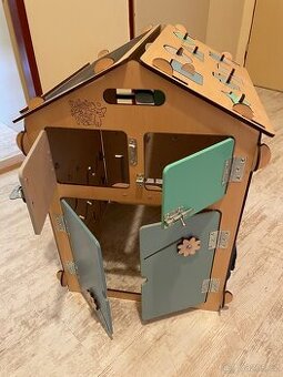 Activity board BusyKids domeček pro kluky