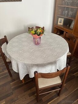 Kulatý rozkládací stůl