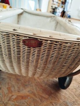 Proutěný kočárek pro panenky