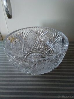 Skleněná broušená mísa.