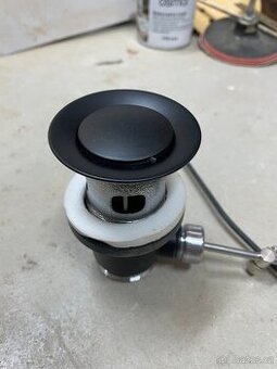 Nová umyvadlová výpusť černá