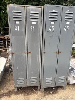 Plechové skříňky.