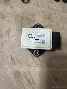 Mazda Cx7 senzor podelného přičného řízení F189437Y1