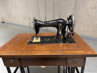 Starý šicí stroj LADA