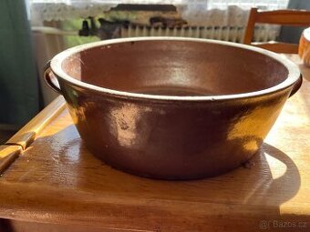 Stara kameninova nadoba