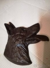 Odlitek hlavy nemeckého ovčáka