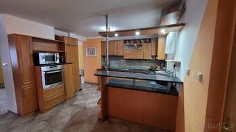 Kuchyňská linka zachovalá se spotřebiči.